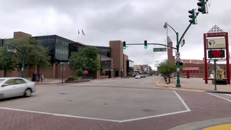 Downtown-Elkhart,-Indiana-intersection-with-traffic-and-stable-video