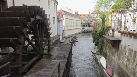 Altes-Wasserrad---Water-Mill-On-Certovka-Devil's-Canal-In-Prague,-Czech-Republic