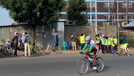 Los-Ciclistas-Etíopes-Están-Listos-Para-La-Carrera-Y-Escuchan-Al-Equipo-De-Jueces-Por-Megáfono.