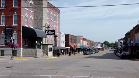 Downtown-Geneseo,-Illinois-with-gimbal-video-panning