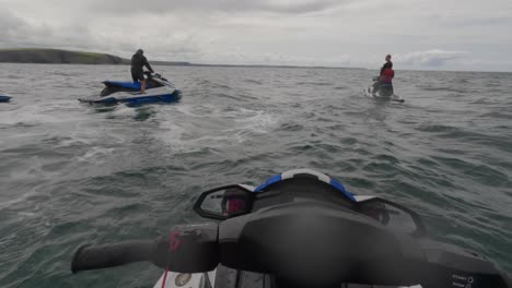 Toma-En-Primera-Persona-De-Un-Grupo-De-Motos-Acuáticas-Descansando-Y-Despegando-Para-Comenzar-La-Exploración-Nuevamente-En-Newquay.