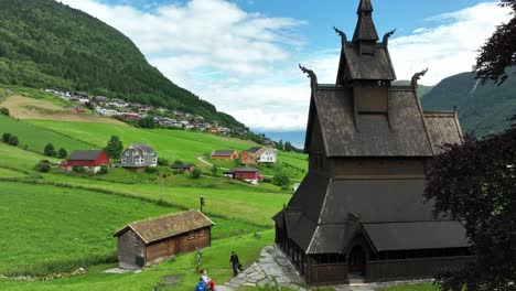 Histórica-Iglesia-De-Madera-De-Hopperstad-En-El-Municipio-De-Vik,-Noruega,-Seguimiento,-60-Fps