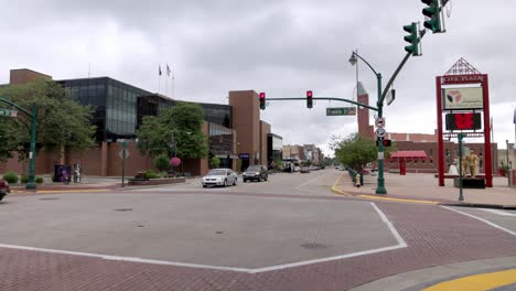 Kreuzung-In-Der-Innenstadt-Von-Elkhart,-Indiana-Mit-Verkehr-Und-Stabilem-Video