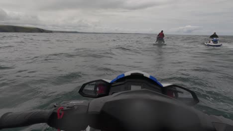 POV-Aufnahme-Einer-Jet-Ski-Gruppe,-Die-Vor-Der-Küste-Von-Newquay-Fotos-Macht