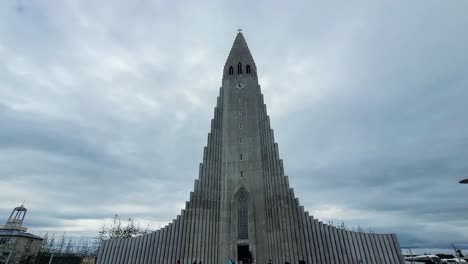 Catedral-De-La-Ciudad-De-Reykjavik-En-Un-Día-Nublado