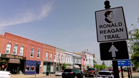 Señal-Del-Sendero-Ronald-Reagan-En-El-Centro-De-Princeton,-Illinois,-Con-Video-De-Cardán-Panorámico-De-Izquierda-A-Derecha