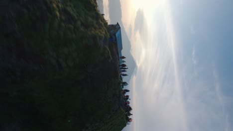 Toma-Aérea-De-Drones-Fpv-De-Una-Multitud-De-Turistas-En-La-Cima-Del-Monte-Batur-En-Bali,-Indonesia,-Con-El-Sol-Saliendo-Al-Fondo