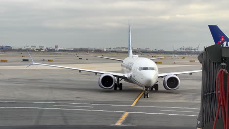 United-Boeing-737-800-Plane-Taxiing-To-Gate-At-Newark-Airport