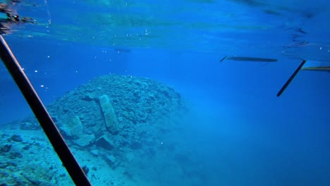 Action-Unterwasseraufnahme-In-Der-Höhle-Melissani-Auf-Der-Insel-Kefalonia,-Griechenland,-Boote