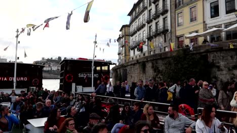 Passengers-changing-Rabelo-boats-on-Douro-River-at-Cais-da-Ribeira,-Porto