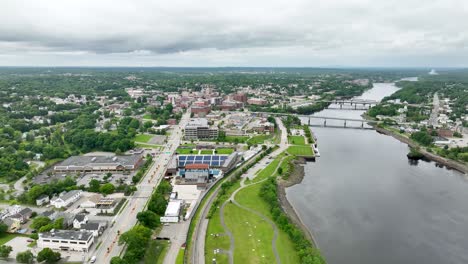 Vista-Aérea-De-Bangor,-Maine,-Con-El-Río-Penobscot-Que-Fluye-Junto-A-La-Ciudad.