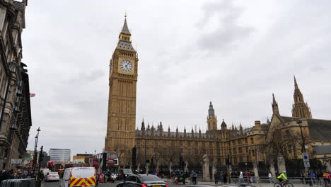 Big-Ben-En-Medio-Del-Tráfico-Londres,-Reino-Unido-Estático-En-Todo-El-Reino-Unido