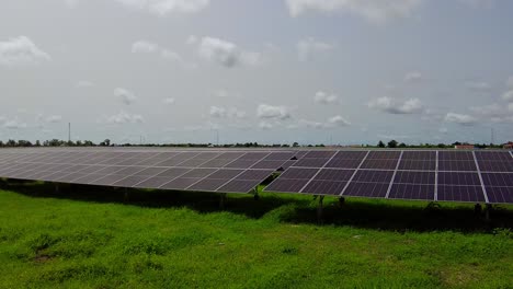 Conjuntos-De-Paneles-Solares-Fotovoltaicos-En-La-Nueva-Planta-De-Energía-Renovable-Nawec-Tbea-En-Jambur,-Gambia,-África-Subsahariana-Occidental