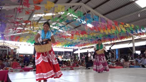 Zeitlupenaufnahme-Mexikanischer-Frauen,-Die-Auf-Dem-Guelaguetza-Festival-Geschenke-Wegwerfen