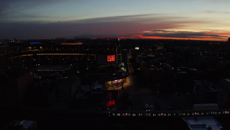 Wrigley-Field-Al-Atardecer-Con-El-Tren-Subterráneo-Pasando-En-Primer-Plano---Toma-De-Establecimiento