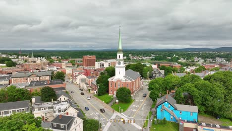Luftaufnahme-Der-Gemeindekirche-Hammond-Street-In-Bangor,-Maine