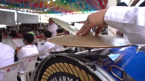 Zeitlupenaufnahme-Eines-Schlagzeugers,-Der-In-Einer-Band-Bei-Der-Traditionellen-Guelaguetza-Veranstaltung-Spielt