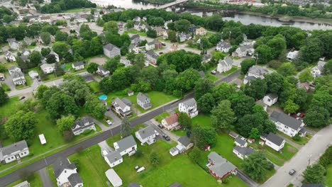Overhead-drone-shot-of-suburban-houses-in-Bangor,-Maine