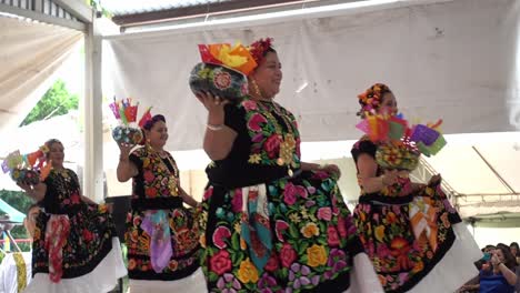 Zeitlupenaufnahme-Mexikanischer-Frauen,-Die-Mit-Bunten-Fahnen-In-Der-Guelaguetza-Tanzen