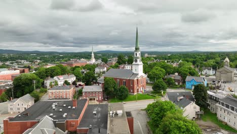 Drohnenaufnahme-Der-Gemeindekirche-Hammond-Street-In-Bangor,-Maine