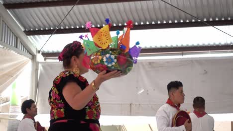 Zeitlupenaufnahme-Von-Mexikanern,-Die-Bei-Der-Traditionellen-Guelaguetza-Veranstaltung-Tanzen