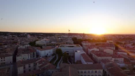 Toma-De-Establecimiento-Del-Musée-De-La-Romanité-Con-El-Estadio-De-Nimes-Detrás-Al-Atardecer