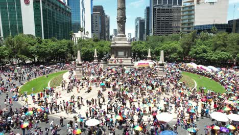 Frontale-Drohnenaufnahme-Von-Menschen,-Die-Die-Pride-Parade-In-Mexiko-Stadt-Am-Unabhängigkeitsdenkmal-Genießen