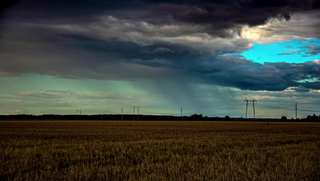 Dramatischer-Himmel:-Zeitraffer-Bedrohlicher-Dunkler-Wolken-Und-Regen-über-Weizenfeldern