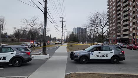 Polizeiautos-Und-Abgesperrter-Bereich-Vor-Dem-Wohnhaus-In-Toronto,-Kanada-Tagsüber