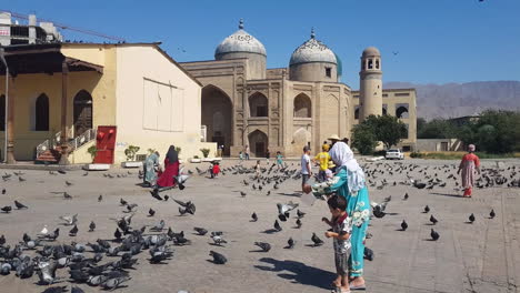 Gente-Delante-De-La-Mezquita-Y-Mausoleo-De-Sheikh-Muslihiddin,-Khujand,-Tayikistán