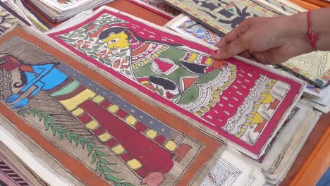 Escena-De-Primer-Plano-Que-Muestra-La-Colección-De-Arte-De-Una-Mujer-De-Increíbles-Y-Antiguas-Pinturas-Madhubani