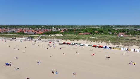 Luftaufnahme-Des-Wunderschönen-Strandes-Von-Zoutelande,-Niederlande