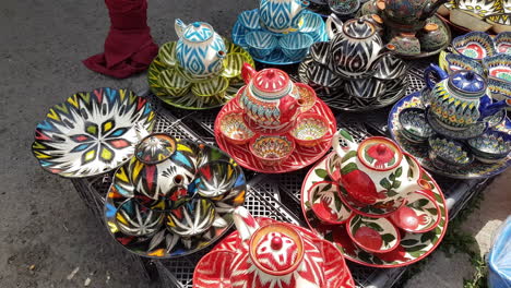 Teteras-Hechas-A-Mano-Y-Cerámica-Colorida-En-El-Bazar-Local-En-Uzbekistán,-De-Cerca