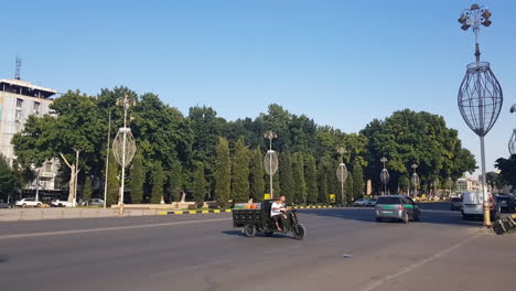 Tráfico-Callejero-De-La-Ciudad-En-Khujand,-Tayikistán-En-Un-Día-Soleado,-Automóviles-Y-Vehículos-En-La-Carretera