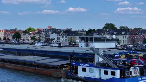 Transporte-De-La-Ciudad-De-Dordrecht:-Barco-Aquarius-Rotterdam-En-Aguas-Del-Sur-De-Holanda