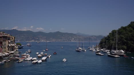 Szene-Eines-Fahrenden-Bootes,-Das-Auf-Dem-Azurblauen-Wasser-Des-Ligurischen-Meeres-In-Portofino,-Italien,-Navigiert