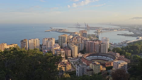 Impresionante-Vista-Del-Atardecer-Sobre-La-Ciudad-De-Málaga-Desde-El-Castillo-De-Gibralfaro,-España