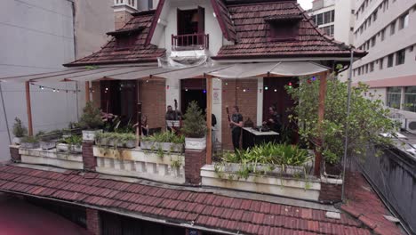 Musikkapelle-Spielt-Live-Musik-Auf-Dem-Balkon-Der-Droso-Phyla-Bar,-Sao-Paulo