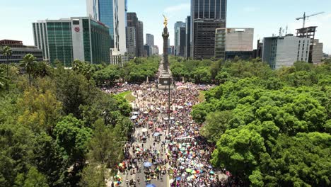 Drone-Aéreo-Frontal-Disparado-En-El-Desfile-Del-Orgullo-Gay-2023-En-La-Avenida-Reforma-En-Junio