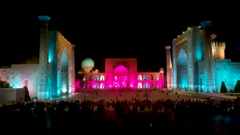 Registan-Platz-Bei-Nacht,-Samarkand,-Usbekistan