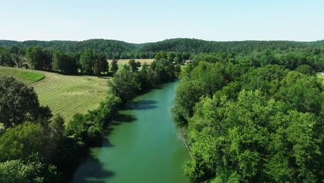 Idyllischer-Blick-Auf-Fluss-Und-Vegetation-In-War-Eagle,-Benton-County,-Arkansas,-Vereinigte-Staaten-–-Drohnenaufnahme-Aus-Der-Luft