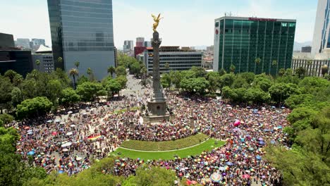 Orbitale-Luftdrohnenaufnahme-Des-Unabhängigkeitsdenkmals-In-Mexiko-Stadt-Während-Der-Pride-Parade