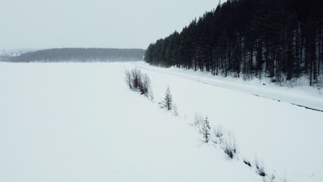 Verschneite-Straße-Mit-Wunderschönem-Blick-Auf-Die-Berge-Bei-Schneewetter-Am-Polarkreis-Von-Der-Drohne-Aus