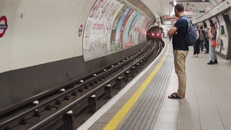 Pasajeros-Esperando-En-Un-Andén-Subterráneo-Un-Tren.