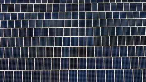 Un-Campo-Interminable-De-Paneles-Solares-Que-Convierten-La-Luz-Solar-En-Energía-Renovable---Paso-Elevado-Aéreo
