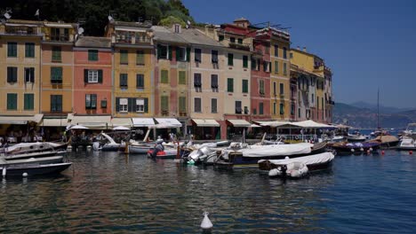 Vistas-Pintorescas-De-Barcos,-Cafés-Y-Restaurantes-Frente-A-Las-Coloridas-Casas-De-Portofino,-Italia.