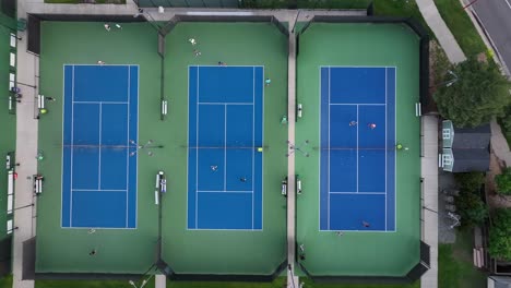 Gente-Jugando-Tenis-En-Lujosas-Canchas-Recreativas-En-Un-Parque-De-La-Ciudad.