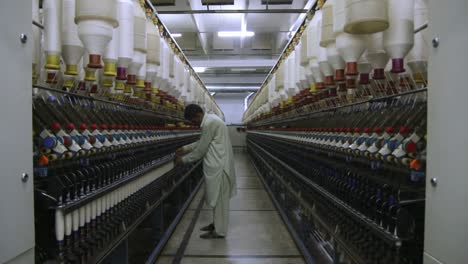 Fabrikarbeiter,-Der-An-Großen-Kommerziellen-Textilmaschinen-Arbeitet,-Punjab,-Pakistan
