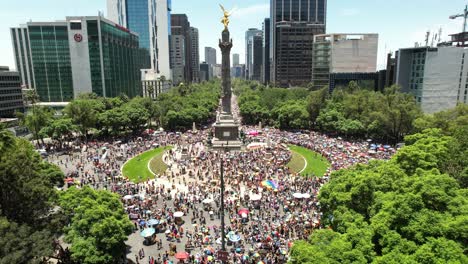 Frontaler-Luftdrohnenschuss-Bei-Der-Pride-Parade-2023-In-Der-Reforma-Avenue