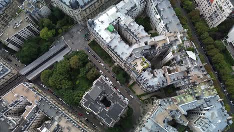 Dächer-Von-Pariser-Innenstadtgebäuden-Mit-Bahnübergangsstadt